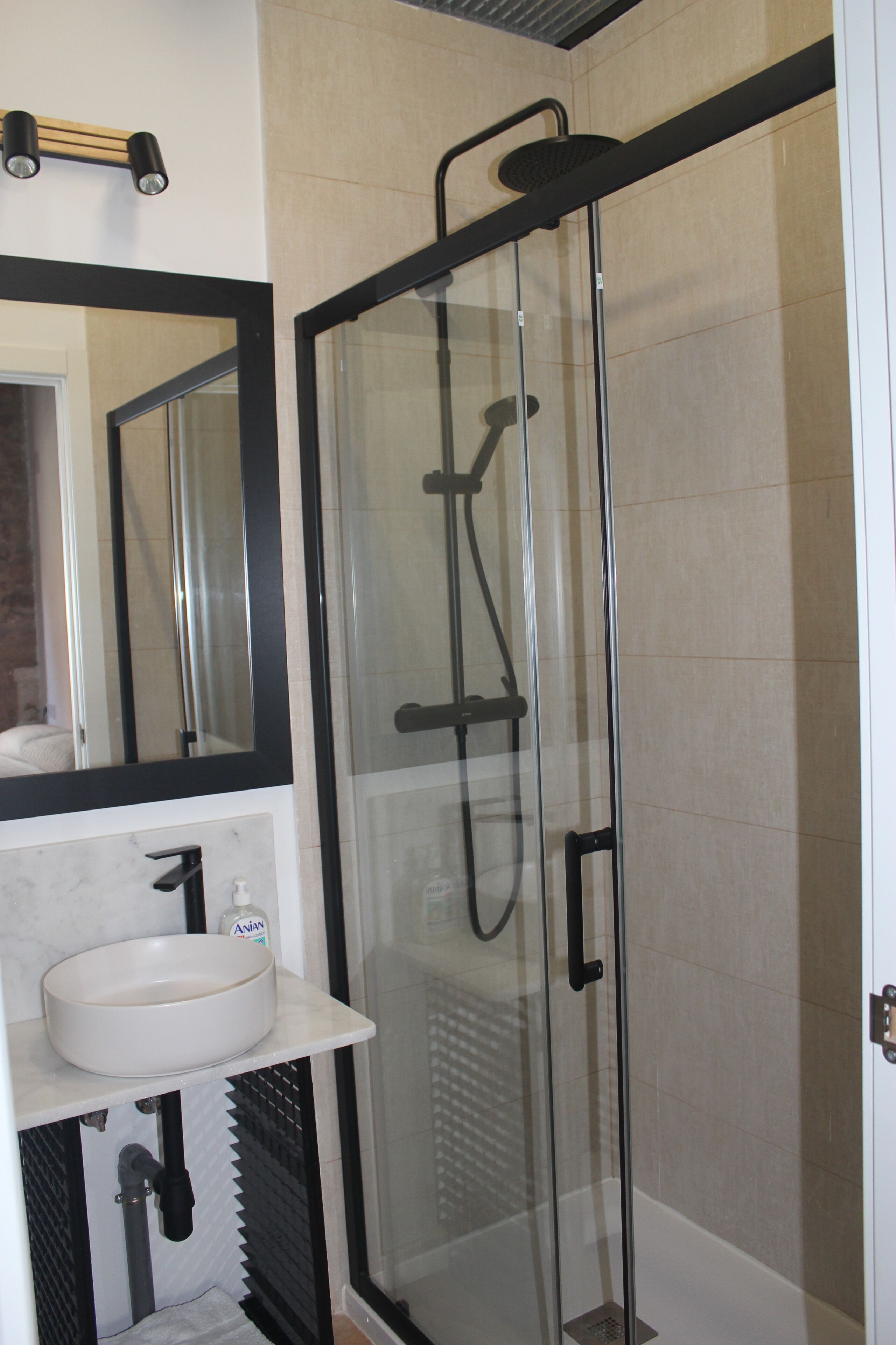 Een douche, een haardroger, handdoeken, zeep