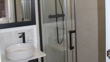 Een douche, een haardroger, handdoeken, zeep