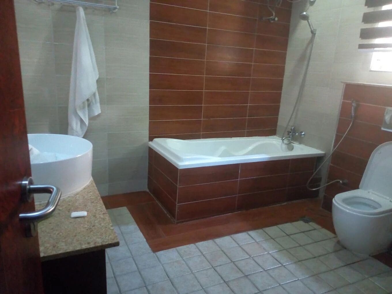 Deluxe Room, Balcony, City View | Bathroom | Free toiletries, towels, soap, shampoo