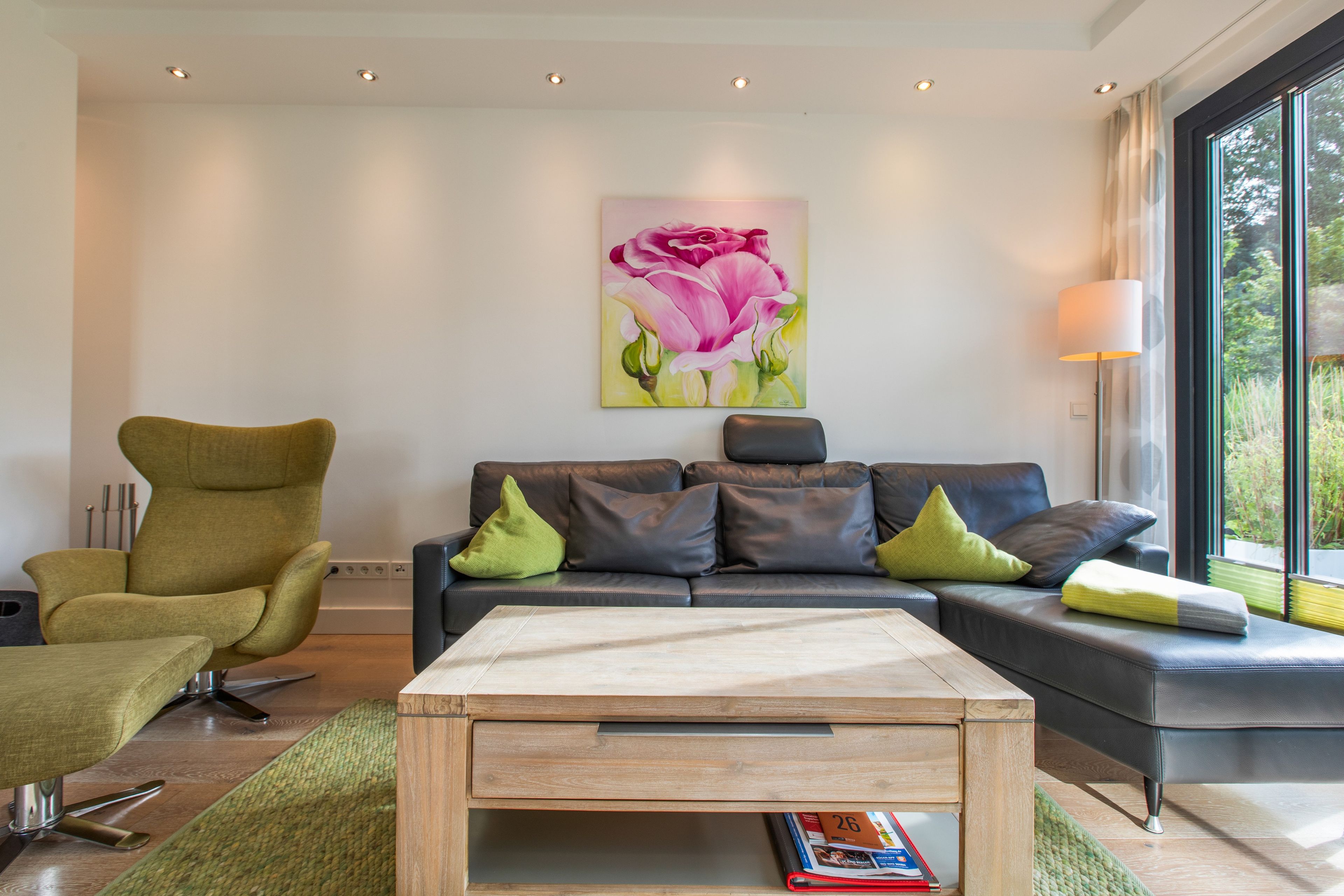 Een moderne woonkamer met een bank, fauteuil en salontafel.