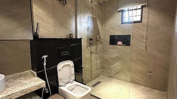 Apartamento luxo, sacada, vista para a cidade | Banheiro | Produtos de toalete grátis, secador de cabelo, toalhas de banho