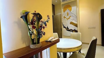 Apartamento luxo, sacada, vista para a cidade | Opções para refeição