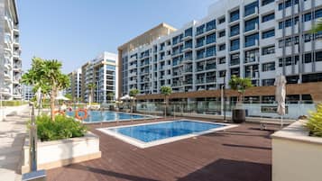 Una piscina al aire libre