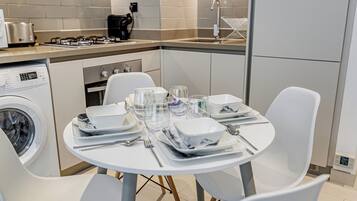 Apartamento Deluxe, 1 habitación, balcón, vistas a la ciudad | Comedor