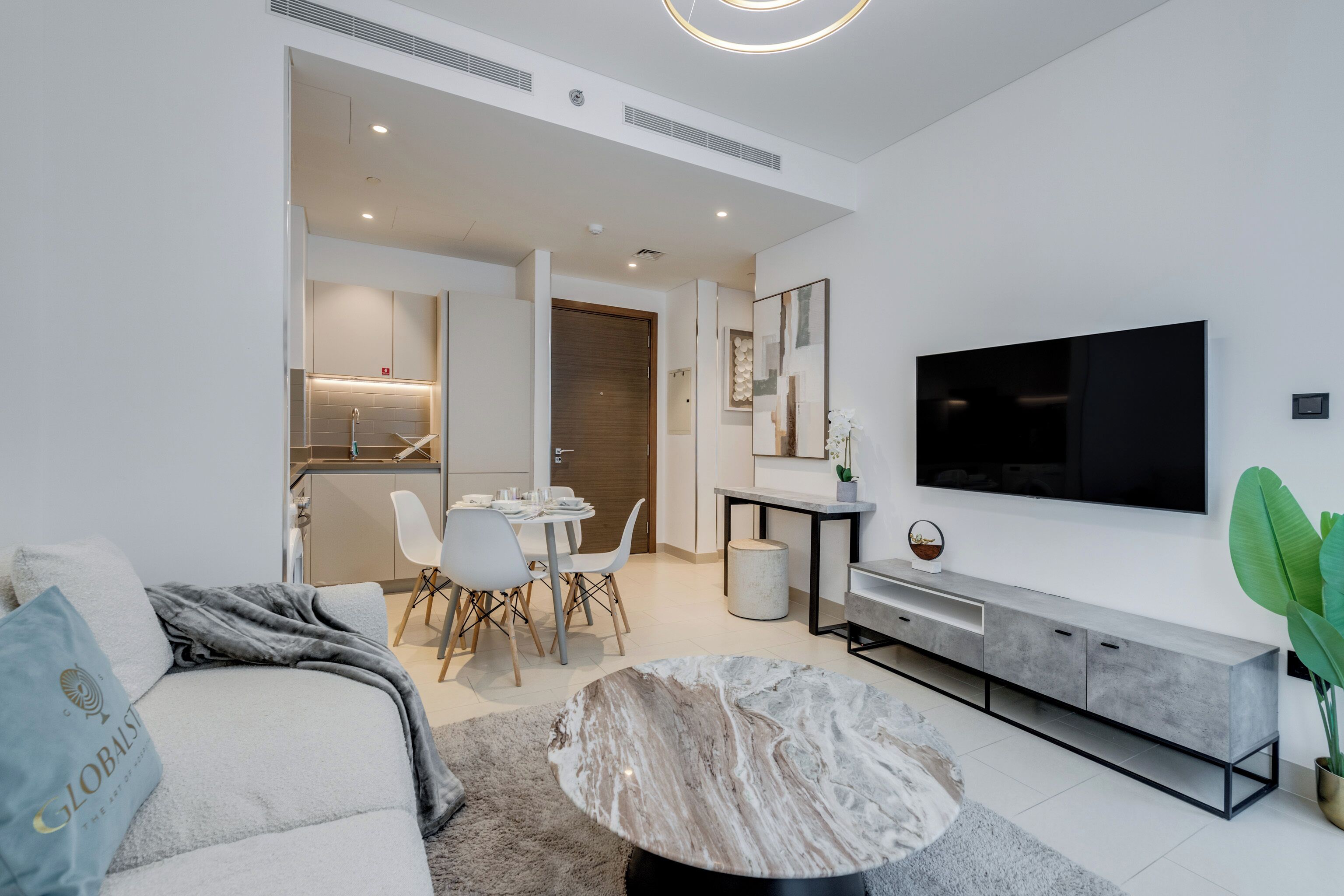 Apartamento Deluxe, 1 habitación, balcón, vistas a la ciudad | Zona de estar | Smart TV de 43 pulgadas con canales digitales, Netflix