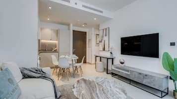 Apartamento Deluxe, 1 habitación, balcón, vistas a la ciudad | Zona de estar | Smart TV de 43 pulgadas con canales digitales, Netflix