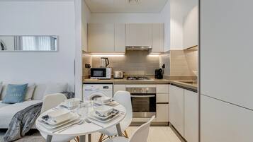 Apartamento Deluxe, 1 habitación, balcón, vistas a la ciudad | Cocina privada | Cafetera o tetera, frigorífico grande, microondas y horno