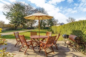 Outdoor dining - Peaceful 6-bedroom house for family and group in charming Berwick-upon-Tweed (Berwick-upon-Tweed)