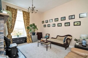 Living area - Peaceful 6-bedroom house for family and group in charming Berwick-upon-Tweed (Berwick-upon-Tweed)