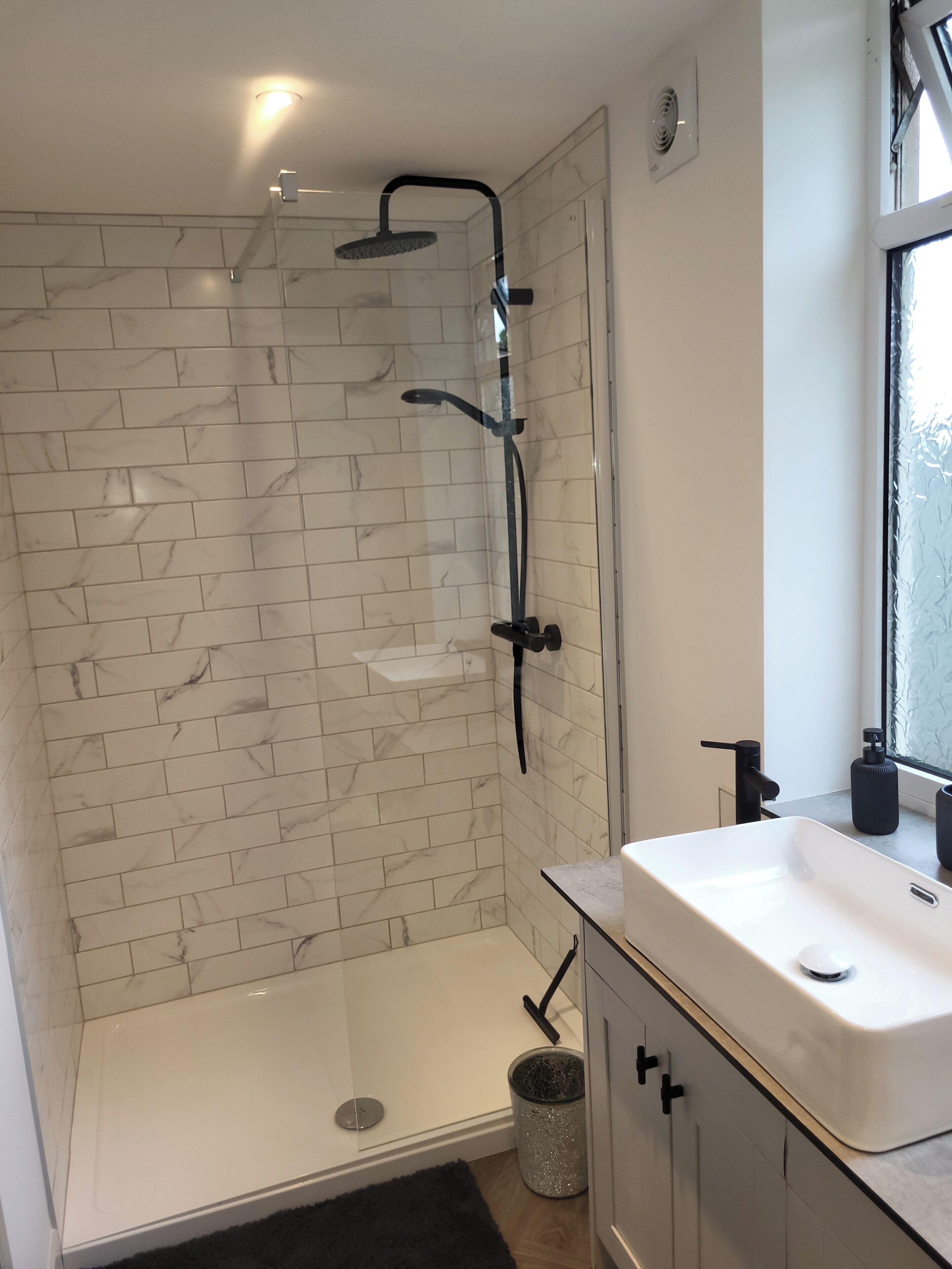 Een douche, handdoeken