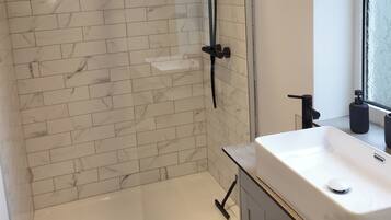 Een douche, handdoeken