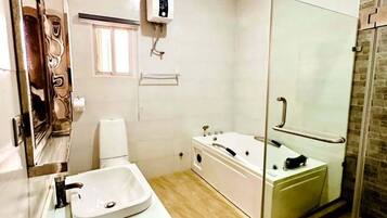 Habitación económica, balcón, vista a la ciudad | Baño | Amenidades de baño gratuitas, toallas, jabón, shampoo