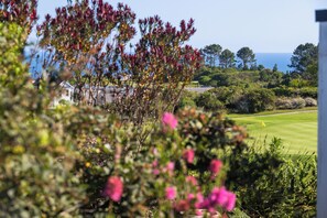 Ein Golfplatz mit einem Haus im Hintergrund.