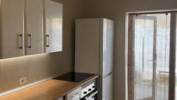 Frigorífico, microondas, horno y placa de cocina