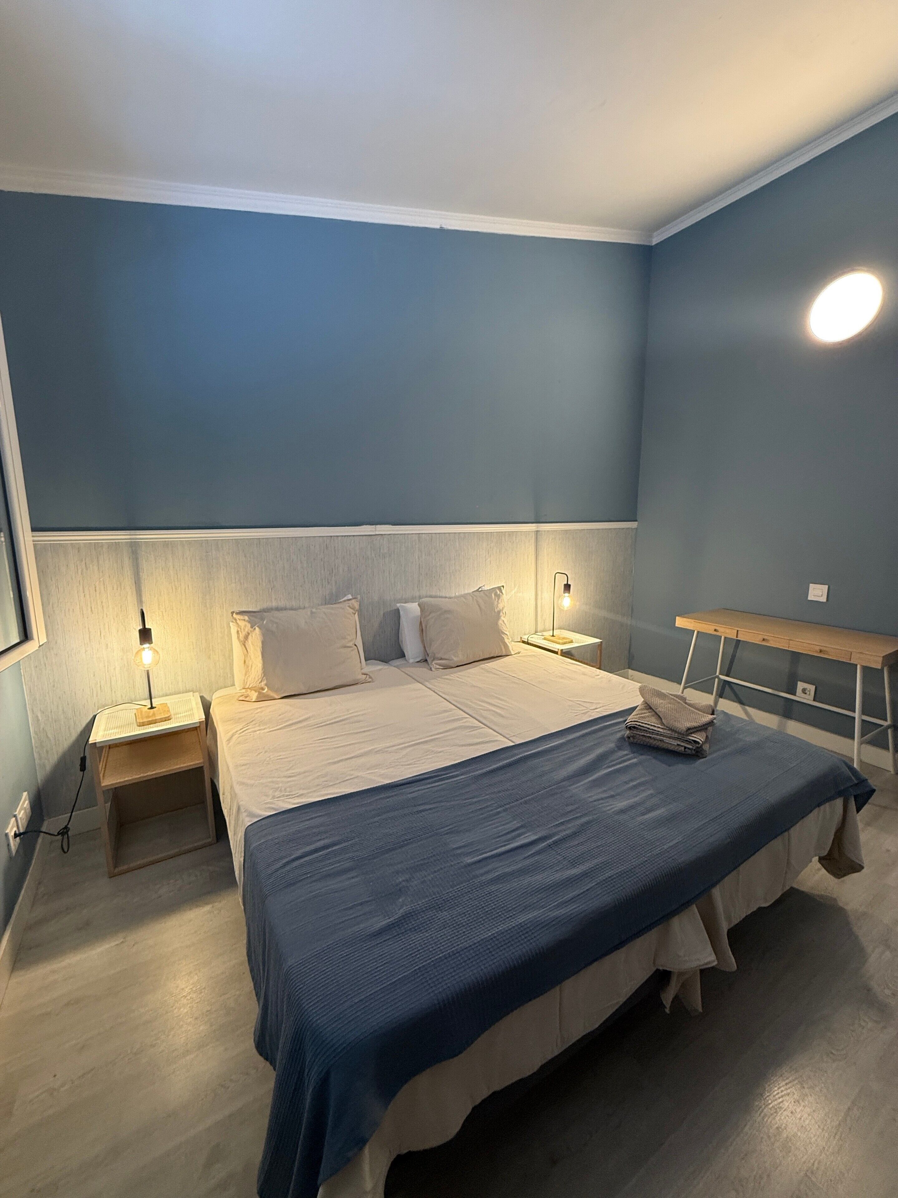 2 dormitorios, tabla de planchar con plancha, wifi y ropa de cama