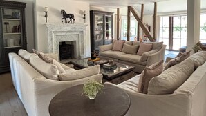 Living area - Stunning Luxury Barn Conversion in Surrey. (Ripley)