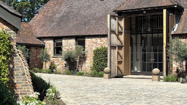 Exterior - Stunning Luxury Barn Conversion in Surrey. (Ripley)