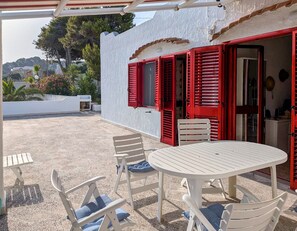 Outdoor dining - Casa Merla, terrace with a view of the sea (San Menaio)