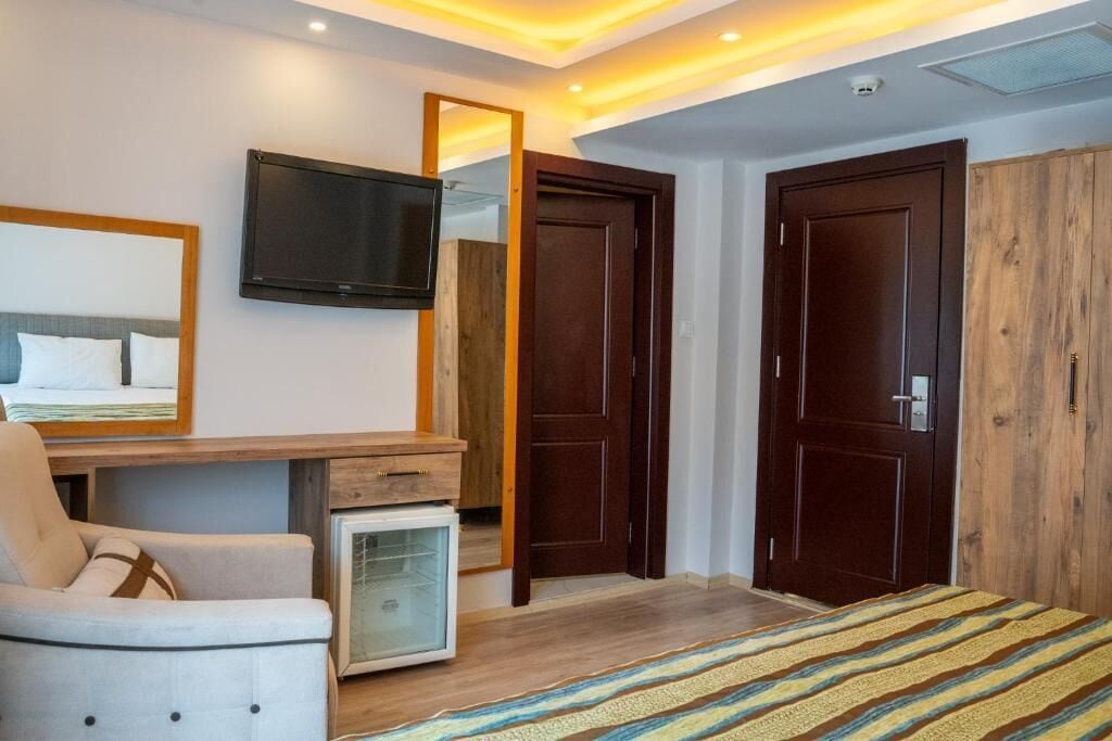 Habitación doble, vistas a la piscina | Espacio para trabajar con un portátil y wifi gratis