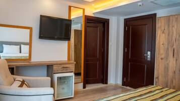 Habitación doble, vistas a la piscina | Espacio para trabajar con un portátil y wifi gratis