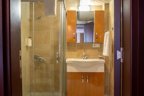 Quarto casal, vista para a piscina | Banheiro | Chuveiro, produtos de toalete grátis, secador de cabelo 