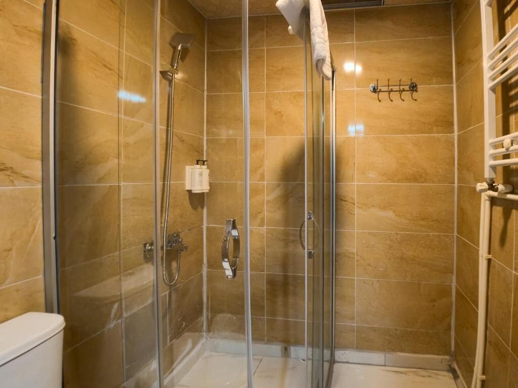 Habitación individual económica, vistas a la piscina | Baño | Ducha, artículos de higiene personal gratuitos y secador de pelo