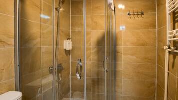 Habitación individual económica, vistas a la piscina | Baño | Ducha, artículos de higiene personal gratuitos y secador de pelo