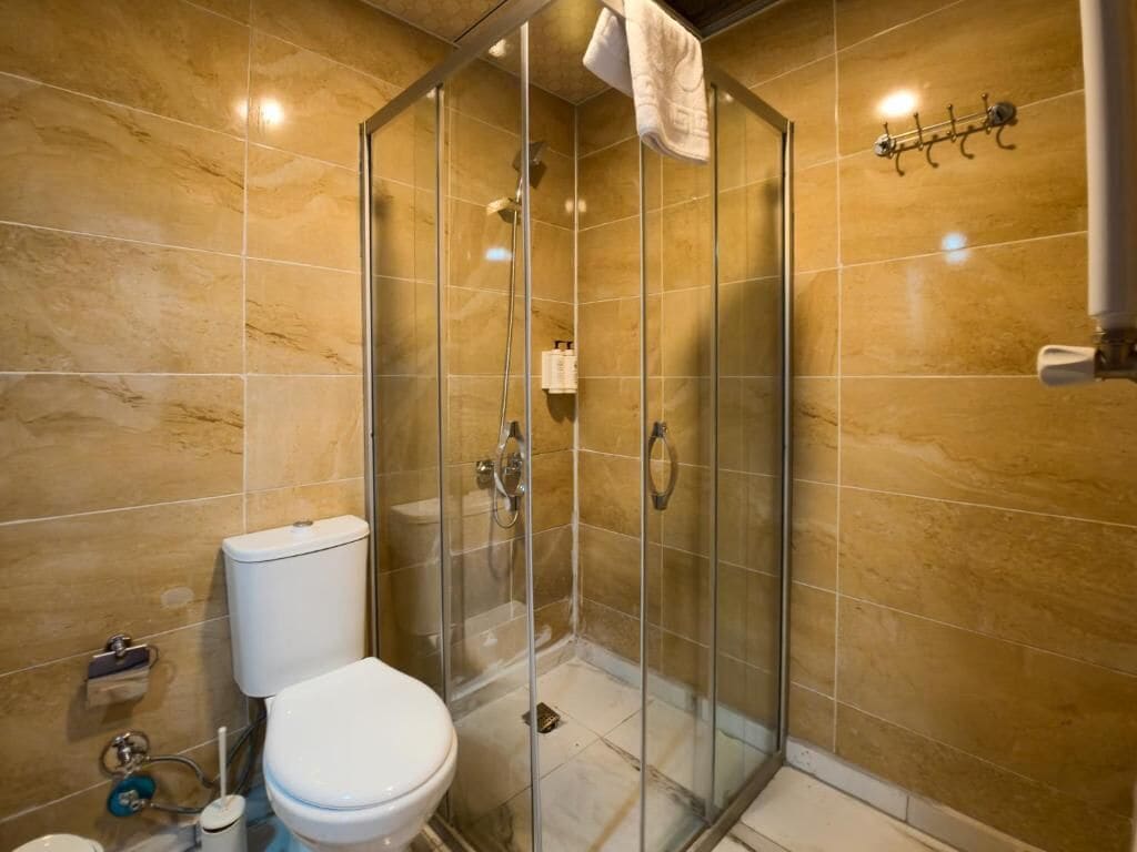 Dusche, kostenlose Toilettenartikel, Haartrockner, Handtücher
