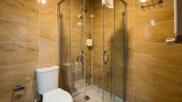 Dusche, kostenlose Toilettenartikel, Haartrockner, Handtücher