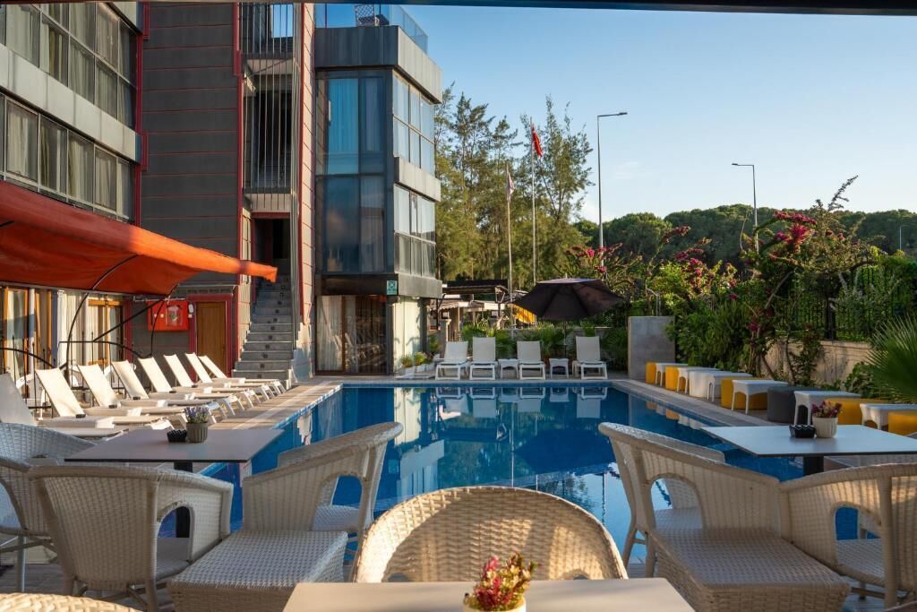 Una piscina al aire libre de temporada