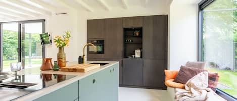 Cafetera y tetera, refrigerador, microondas y parrilla de estufa