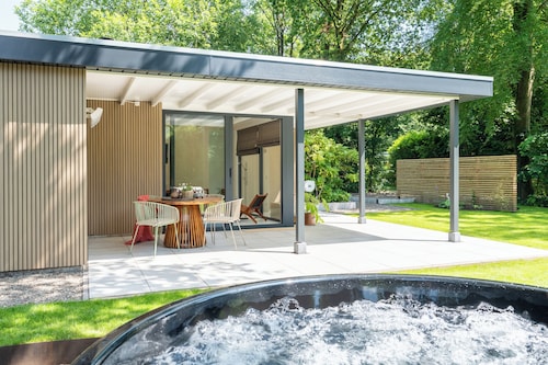 Ervaar het ultieme vakantiegevoel in deze vrij gelegen recreatiewoning met privé-wellness, houtkachel, designinterieur en airconditioning