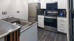 Cafeteira/chaleira, geladeira, micro-ondas, fogão