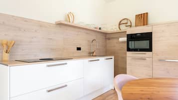 Coffee/tea maker, fridge, microwave, stovetop
