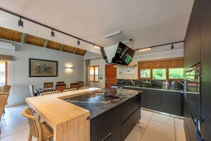 Lò vi sóng, lò nướng, bếp nấu, dụng cụ nấu nướng/bát dĩa/dao nĩa 