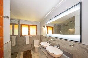 Bathroom - Kruger 531 Luxury Double Storey Chalet (Hazyview)