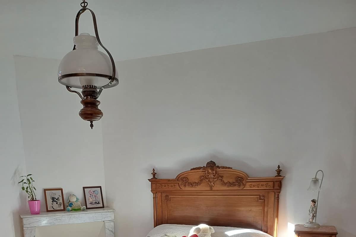 Chambre Double Confort | Bureau, décoration personnalisée, draps fournis