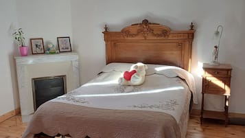 Comfort Double Room | Desk, individually decorated, bed sheets