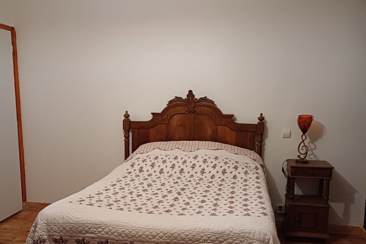 Chambre Double Confort | Bureau, décoration personnalisée, draps fournis