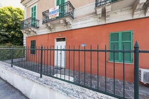 A building with a red facade, green shutters, and a white door. - An elegant 62 sqm flat, ideal for three people, located on the ground floor of an Art Nouveau villa.The property enjoys a strategic location just a short distance from Pescara city center.The hospital is within a 5-minute walk, while the seaside is a 5-m (Pescara)