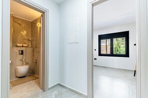 Vila Mewah, pemandangan laut | Kamar mandi | Sabun, sampo,  dan tisu toilet