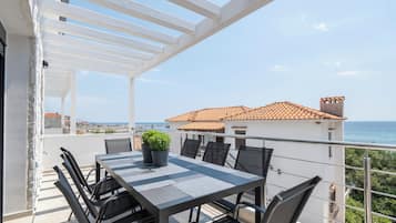 Villa de lujo, vista al mar | Restaurante al aire libre