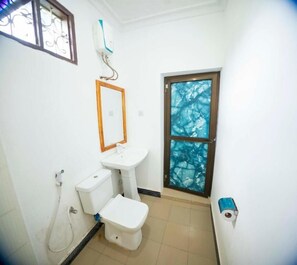Shower, hair dryer, towels, soap - Mangapwani Beach Villa (Mangapwani)