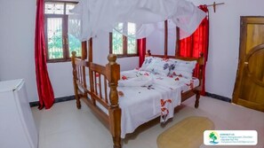 Free WiFi, individually furnished, bed sheets - Mangapwani Beach Villa (Mangapwani)
