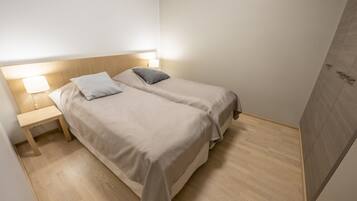 Iron/ironing board, WiFi, bed sheets