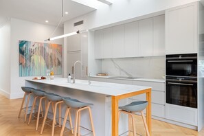 Apartment, 3 Bedrooms, Patio, Garden View | Private kitchen - 44 Minnesota Ave (Five Dock)