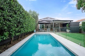 Apartamento, 3 habitaciones, patio, vistas al jardín | Piscina | Una piscina al aire libre