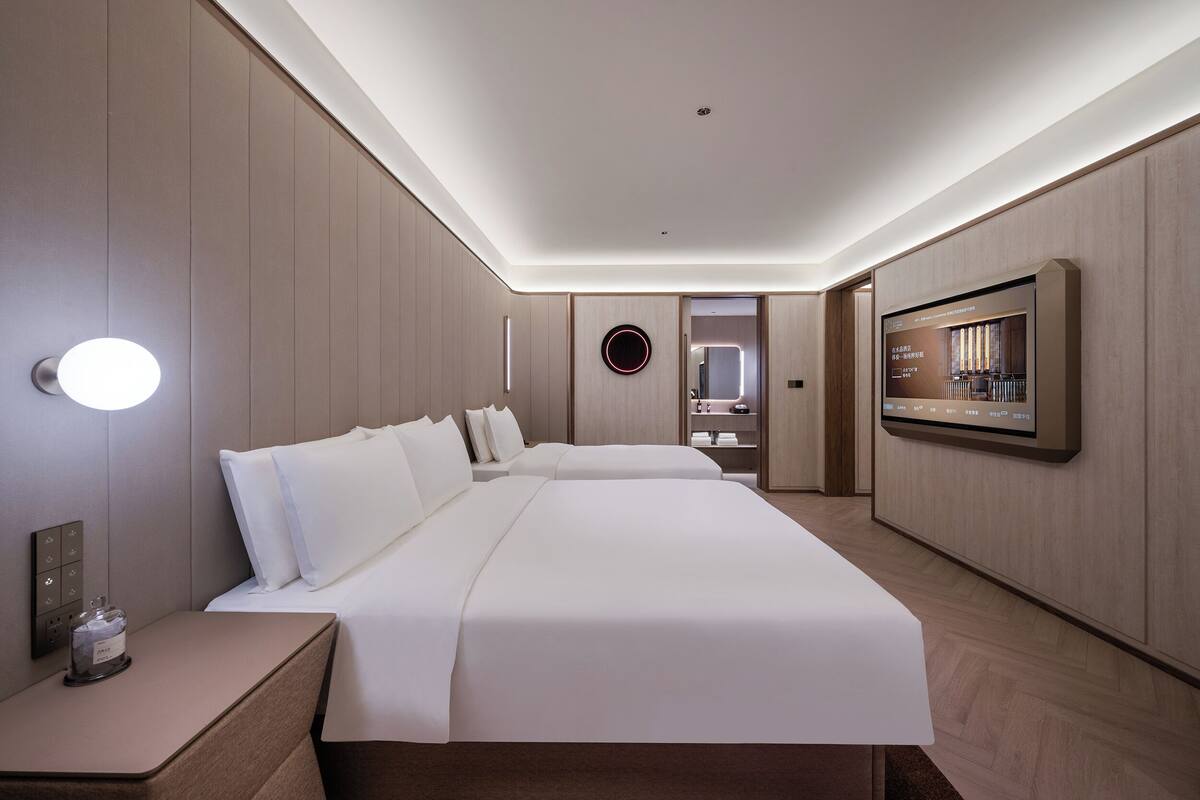 Luxury-Zweibettzimmer | Daunenbettdecken, Schreibtisch, laptopgeeigneter Arbeitsplatz