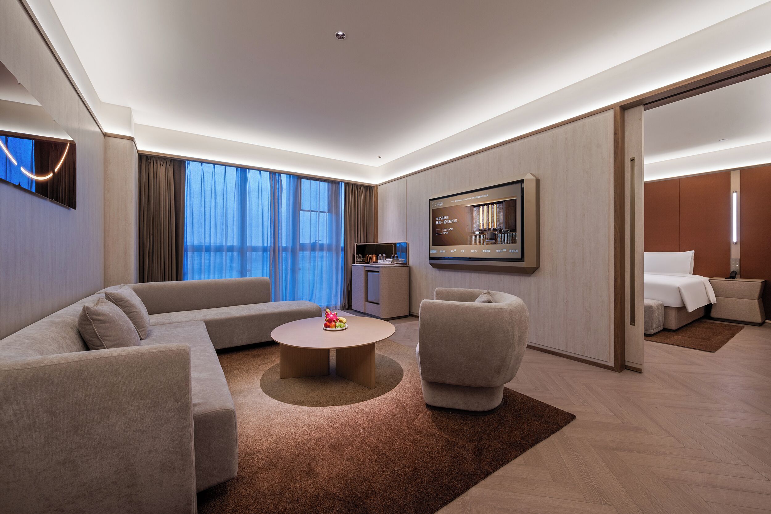 Luxury-Suite | Wohnbereich | 65-Zoll-LED-Fernseher mit Satellitenempfang, Pay-TV