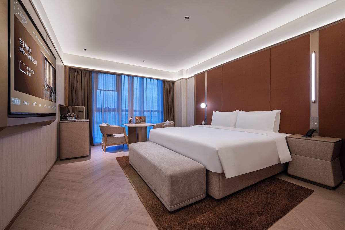 Luxury-Suite | Daunenbettdecken, Schreibtisch, laptopgeeigneter Arbeitsplatz